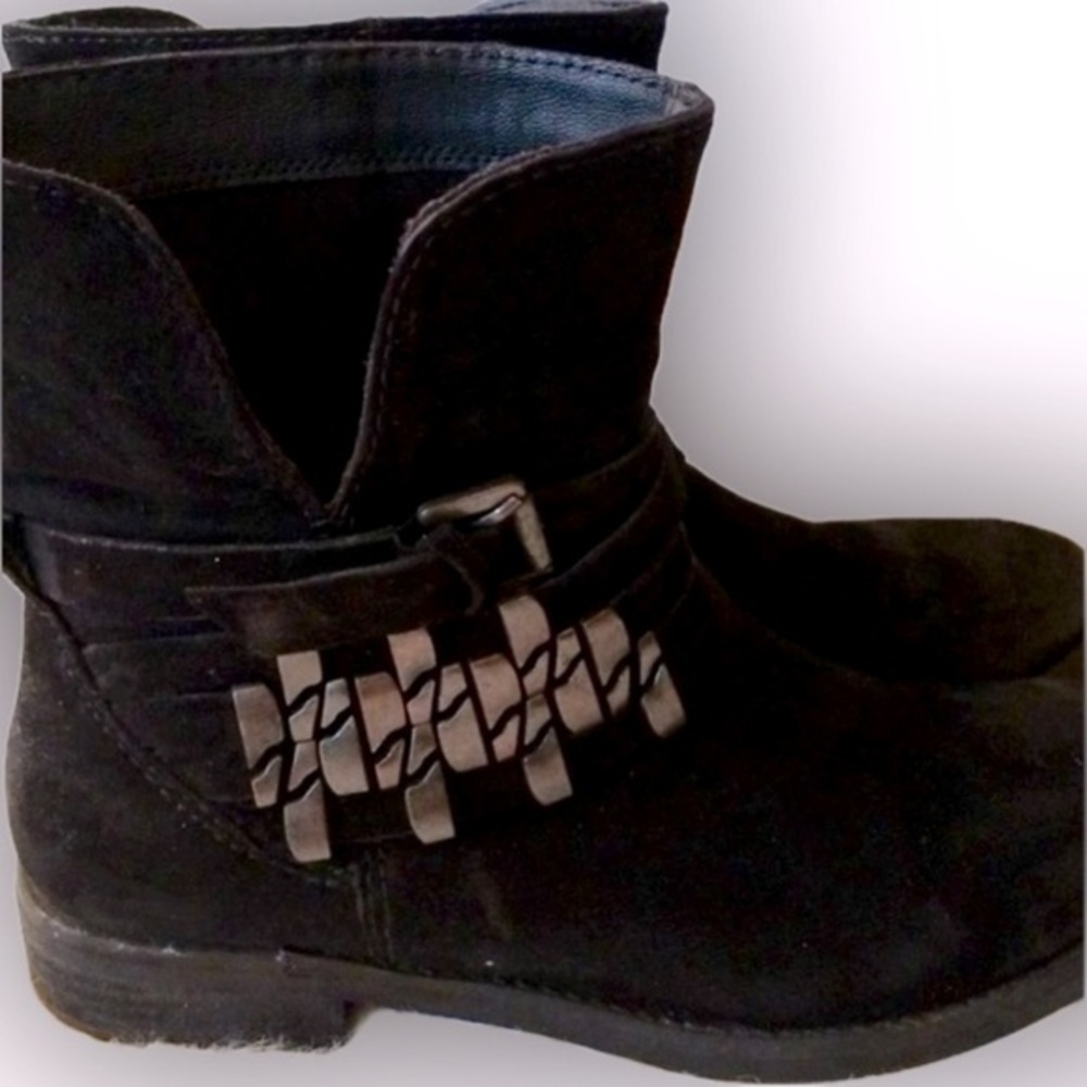 GUC - STEVE MADDEN Black Distressed Suede Boots size 7, gunmetal accents.